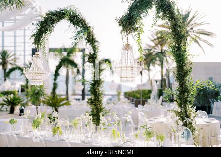 Réception de mariage élégante en plein air avec lustres et décoration florale Banque D'Images