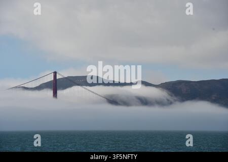 Tours du Golden Gate Bridge et câbles de suspension s'élevant au-dessus d'un brouillard dense à San Francisco, Californie, États-Unis Banque D'Images