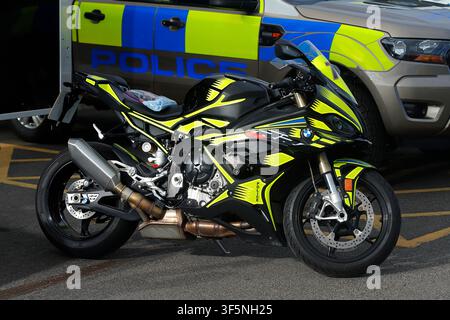 Ceci est une superbe moto BMW S1000RR arborant un livery jaune et noir haute visibilité de la police. Banque D'Images