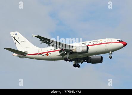 VIP Airbus A310 Ejercito del Aire (Armée de l'Air espagnole) 451-01 T.22-1 en atterrissage à l'aéroport d'Amsterdam Schiphol lors du sommet de l'OTAN 2025 Banque D'Images