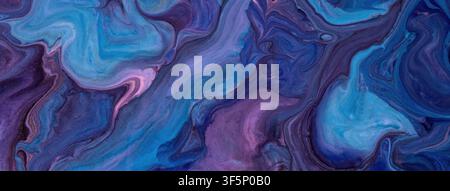 Fond d'art abstrait fluide bleu marine foncé avec effet de texture marbrée liquide violette dans le style de peinture à l'acrylique versée. Banque D'Images