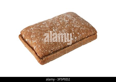 Vue latérale d'un pain de seigle complet rectangulaire coupé dans le sens de la longueur en deux moitiés se chevauchant, isolé sur fond blanc. Idéal pour la boulangerie, les aliments et Banque D'Images