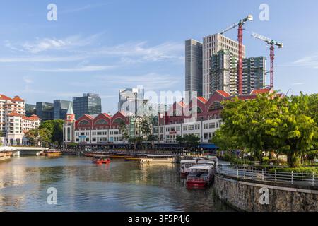 Clarke Quay Singapour, avec des bateaux touristiques Bumboats et le centre commercial Riverside Point le long de la rivière Singapour Banque D'Images
