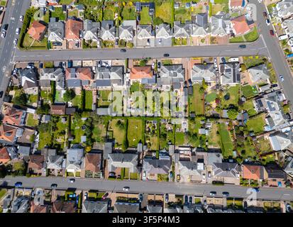 Vue aérienne par drone des maisons et jardins du quartier de Craigentinny à Édimbourg, Écosse, Royaume-Uni Banque D'Images