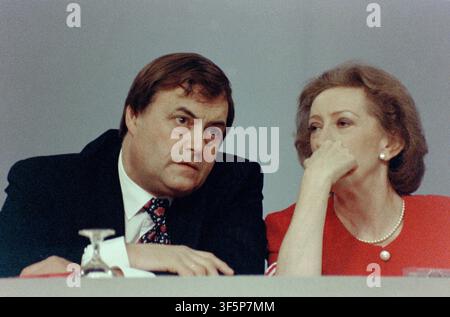 BRIGHTON, ANGLETERRE, ROYAUME-UNI - vers le 27 septembre 1993 - Portrait des députés travaillistes John Prescott et Margaret Beckett, vice-présidente du parti, lors de la conférence du Parti travailliste de 1993 au Brighton Centre, Brighton, East Sussex, Angleterre, Royaume-Uni - Photo : Geopix/Bill Mitchell Banque D'Images