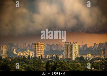 Kyiv, vue panoramique de la ville ukrainienne sur le quartier de Pechersk mettant en évidence le Monument de la Mère Patrie et les tours résidentielles lointaines sous un ciel orageux dramatique Banque D'Images
