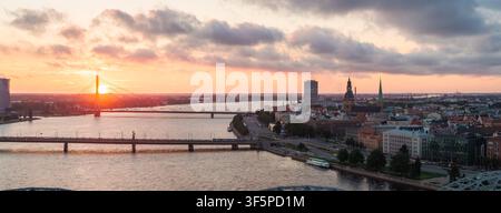 Vue aérienne du fleuve Daugava panoramique et des ponts de Riga au coucher du soleil Banque D'Images
