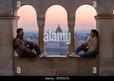 Budapest, Hongrie, offre une vue imprenable sur le coucher du soleil depuis la Bastion des pêcheurs. Banque D'Images