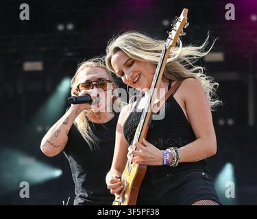 Brighton, Royaume-Uni. 2 août 2026. Caity Baser de G Flip et la guitariste Sophie Giuliani se produisant lors du Pride de Brighton sur le Park pour son 35e anniversaire. Banque D'Images