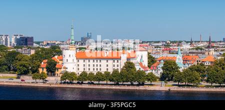Château panoramique de Riga sur les rives de la Daugava par une journée d'été ensoleillée Banque D'Images