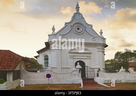 Église néerlandaise réformée, ou Groote Kerk, dans le Galle Fort à Church Street, Galle, Sri Lanka. Un panneau de stationnement interdit se trouve devant le bâtiment Banque D'Images