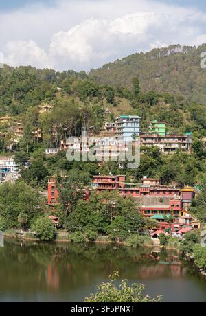 Mandi, Himachal Pradesh, Inde - 16 mai 2026 : Un plan vertical en gros plan du lac Rewalsar (Tso Pema) mettant en scène les bâtiments colorés de la ville environnante. Banque D'Images