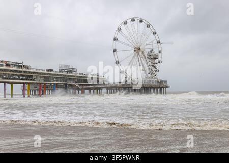 Pier de Scheveningen, un site historique de La Haye comprenant des restaurants, des boutiques, une plateforme d'observation, une grande roue et des vues sur la mer du Nord. Banque D'Images