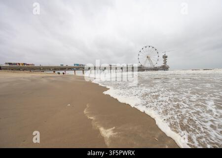 La jetée de Scheveningen à La Haye, aux Pays-Bas, est un site maritime populaire doté d'une plateforme d'observation, d'une grande roue et de bungee-jumping. Banque D'Images