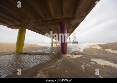 La jetée de Scheveningen est un site emblématique en bord de mer à La Haye, aux Pays-Bas, offrant des restaurants, des boutiques et des attractions comme une grande roue. Banque D'Images