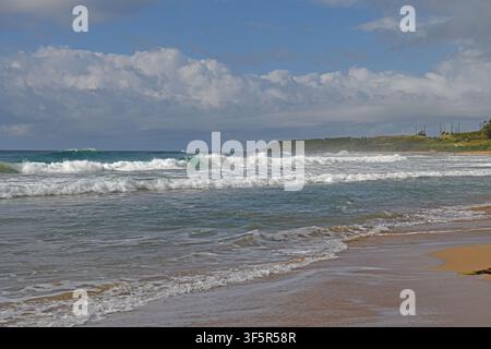 Plage de sable doré et large sur la côte est de Kauai. Kealia Beach, l’une des plages de surf les plus populaires. Hawaï. États-Unis Banque D'Images