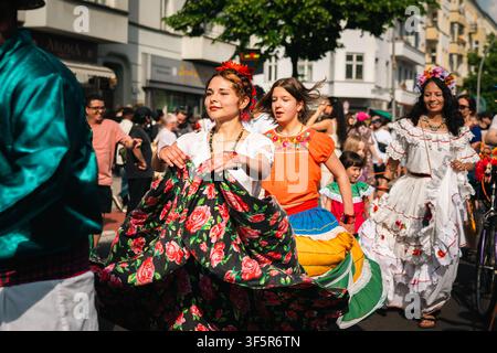 Berlin, Allemagne - 24 mai 2026. Des danseurs en costumes folkloriques floraux colorés se produisent lors de la parade de rue du Karneval der Kulturen 2026 à Kreuzberg. Banque D'Images