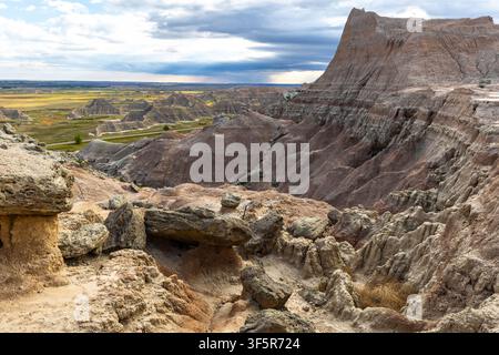 Vue panoramique des formations rocheuses érodées dramatiques depuis le sommet du Saddle Pass Trail au parc national des Badlands, Dakota du Sud Banque D'Images