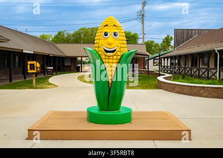 Mitchell, SD, États-Unis - 17 mai 2026 : Statue souriante d’un mascot du maïs exposée à Mitchell, dans le Dakota du Sud, près de la zone des visiteurs du Corn Palace Banque D'Images