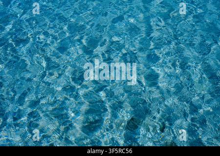 Surface de l'eau avec des ondulations et réfraction de la lumière à Koufonisia, Grèce Banque D'Images