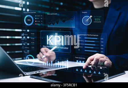 Concept de tableau de bord KPI et de suivi de la performance commerciale. femme d'affaires utilisant un ordinateur portable, montrant des indicateurs clés de performance (KPI), la croissance des revenus, les objectifs Banque D'Images