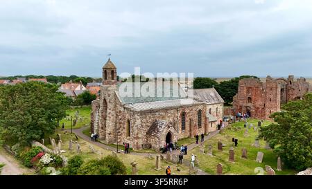 Vue aérienne de l'église Sainte-Marie-la-Vierge et de son cimetière historique sur l'île sacrée, Northumberland, Angleterre Banque D'Images