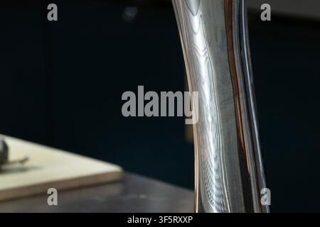 Une lampe de table arc en chrome sculptural Banque D'Images