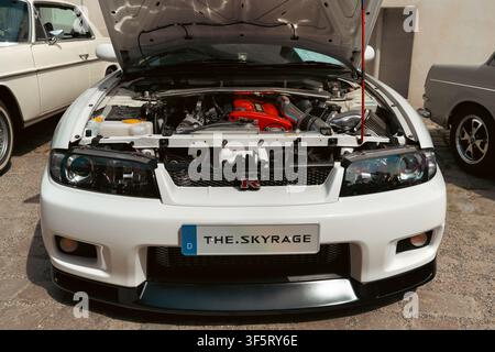 Berlin, Allemagne – 3 mai 2026. Vue avant d’une Nissan Skyline GTR R33 blanche avec le capot ouvert, révélant un compartiment moteur performant modifié à la Citadelle Banque D'Images