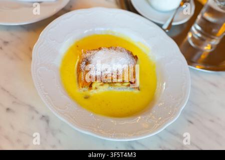 Strudel aux pommes autrichien traditionnel servi avec une sauce à la vanille Banque D'Images