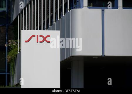 Zurich, Suisse - 30 juillet 2026 : Panneau totem du logo rouge de l'entreprise SIX Group devant la façade moderne du siège social Banque D'Images