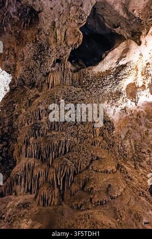Formations à l'intérieur de la Grande Salle des grottes de Carlsbad dans le parc national du sud-est du Nouveau-Mexique Banque D'Images