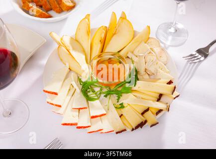 Différents types de fromage tranchés et servis sur l'assiette Banque D'Images