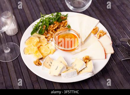 Différents types de fromage tranchés et servis sur l'assiette Banque D'Images