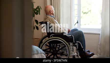 Fenêtre, réflexion et vieil homme en fauteuil roulant, retraite et patient en maison de retraite ou contemplation. Mémoire, réflexion et personne âgée avec Banque D'Images
