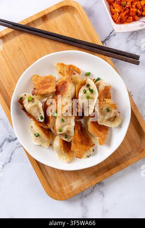 Dumplings croustillants guotie saupoudrés d'oignon vert haché Banque D'Images
