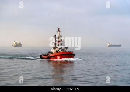 Istanbul, Turquie. 4 août 2026. Un remorqueur se déplace sur l'eau, laissant un sillage derrière lui à Istanbul, Turquie. (Credit Image: © Moe Zoyari/ZUMA Press Wire) UTILISATION ÉDITORIALE UNIQUEMENT ! Pas pour un USAGE COMMERCIAL ! Banque D'Images