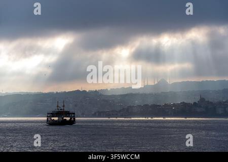 Istanbul, Turquie. 4 août 2026. Des rayons de soleil brillent sur un ferry alors qu'il traverse le Bosphore à Istanbul, en Turquie. (Credit Image: © Moe Zoyari/ZUMA Press Wire) UTILISATION ÉDITORIALE UNIQUEMENT ! Non pour un USAGE COMMERCIAL ! Banque D'Images