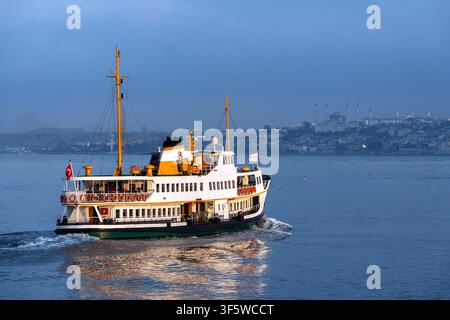 Istanbul, Turquie. 4 août 2026. Un ferry vintage navigue sur les eaux calmes et bleues du Bosphore à Istanbul, Turquie. (Crédit image : © Moe Zoyari/ZUMA Press Wire) UTILISATION ÉDITORIALE UNIQUEMENT ! Non destiné à un USAGE COMMERCIAL ! Banque D'Images