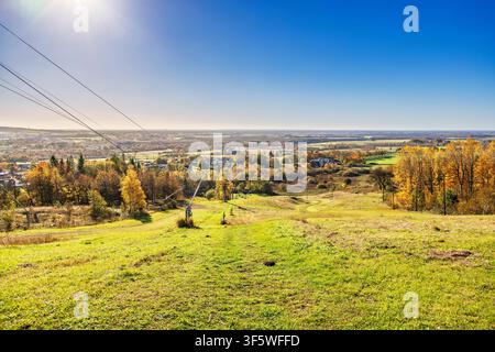 Belle vue panoramique d'un domaine skiable en automne Banque D'Images