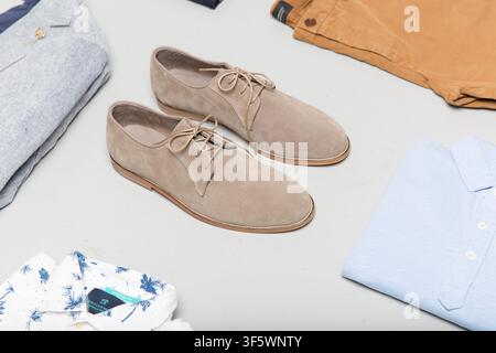 Gros plan de chaussures en daim beiges à lacets dans un flat lay vestimentaire photographié à Nottingham, Angleterre, Royaume-Uni le 8 juin 2015. Banque D'Images