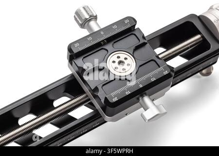 Rail de mise au point macro de précision pour la photographie par empilement de focales isolé sur fond blanc Banque D'Images