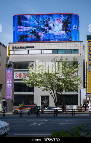 Un bâtiment commercial avec un grand écran publicitaire LED sur le toit dans une rue de Gangnam, Séoul. Banque D'Images