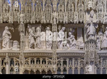 À l'intérieur de la cathédrale Notre-Dame de Chartres, qui remonte à 1194 et est l'un des meilleurs exemples de l'architecture gothique flamboyant. Banque D'Images