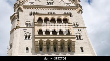 Souabe, Bavière, Allemagne - 17 mai 2026 ; Regarder vers les balcons de la façade ouest du château de Neuschwanstein Banque D'Images