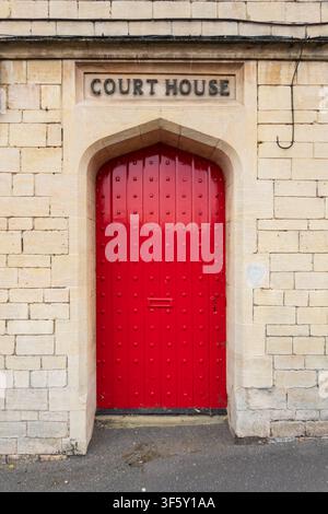 Ancienne porte d'entrée en bois rouge vif du tribunal de Grantham à Grantham, Lincolnshire, Angleterre, Royaume-Uni, avec l'inscription en pierre «COURT HOUSE» Banque D'Images