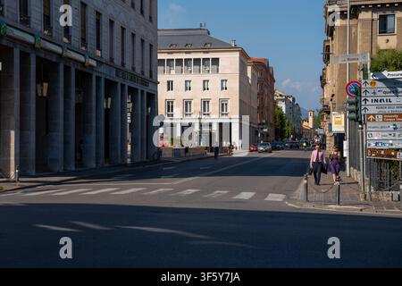 Bergamo, Italie - 16 juin 2026 : Scène de rue urbaine à Bergame mettant en scène des piétons marchant devant des bâtiments en pierre contemporains et des panneaux de signalisation sur une b Banque D'Images