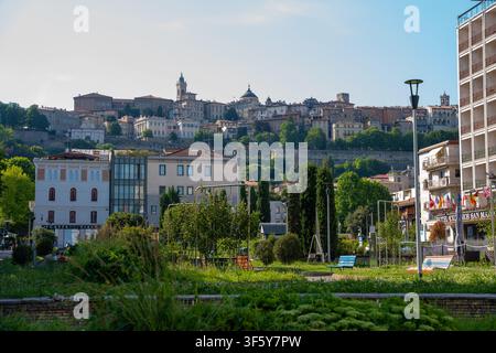 Bergamo, Italie – 16 juin 2026 : Paysage urbain pittoresque de Bergamo montrant la Citta Alta médiévale historique perchée sur une colline verte surplombant une ville luxuriante Banque D'Images