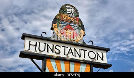 Le panneau de la ville sur le Green à Hunstanton, dont la devise latine Alios Delectare Juvat signifie C’est notre plaisir de plaire aux autres Banque D'Images