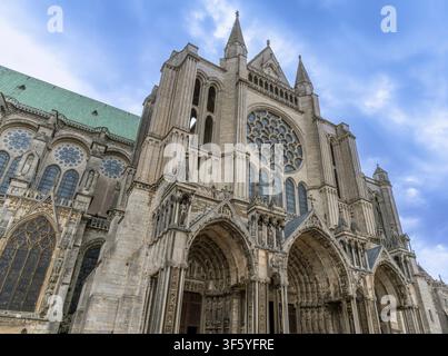 À l'extérieur de la cathédrale Notre-Dame de Chartres, qui remonte à 1194 et est l'un des meilleurs exemples de l'architecture gothique élevée. Banque D'Images