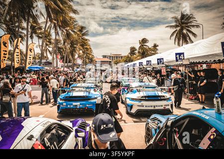 Vue animée des paddocks des voitures Porsche 911 GT3 Cup, des équipages d'équipe et des foules alignées le long du circuit côtier bordé de palmiers pendant le Porsche Carrera Cup Asia Banque D'Images